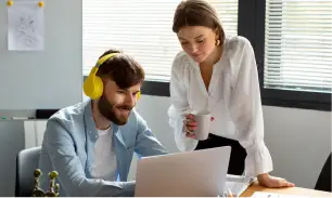 Colegas de trabalho em frente ao notebook